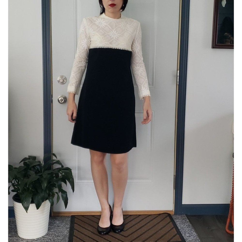 60s White Lace and Black Velvet Mod Mini Dress‎